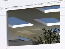 Zeitgenössische Terrassenüberdachung mit rechteckigen Ausschnitten und Blick in Himmel