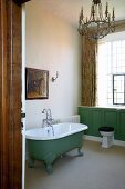 Freistehende Badewanne im Vintagelook in traditionellem Bad eines Landschlosses