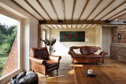 Ledersofagarnitur im renovierten Wohnraum eines alten englischen Wohnhauses