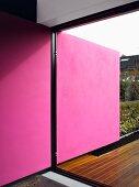 Pinkfarbene Wand im Wohnraum und auf Terrasse