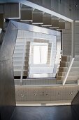 Blick durch Treppenauge auf das Oberlicht im zeitgenössischen Treppenhaus