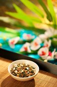 Japanischer Genmaicha-Tee in Schälchen auf Bambustablett