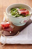 Broad beans and ham with a creamy sauce