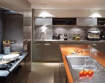 Moderne Küche mit grauen Fronten und freistehendem Küchenblock mit Holzarbeitsplatte