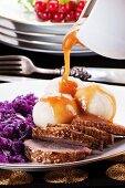 Gebratene Gänsebrust mit Klössen, Rotkohl und Sauce