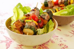 Schweinefilet-Gemüse-Spiesse auf Salat