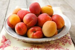 Frische Aprikosen auf Teller