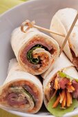 Roast beef and vegetables wraps