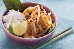 Fried tofu with bean sprouts, rice and lime (Asia)