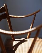 Licht und Schattenspiel auf Holzstuhl im 50er Jahre Stil