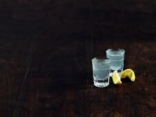 Tequila Slammer Cocktails mit Salz und Zitrone