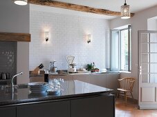 Moderne Küche mit freistehendem Küchenblock im renovierten Landhaus