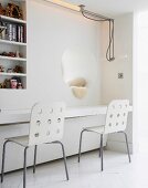 Stühle vor eingebauter Tischplatte, Wandnische & Regal