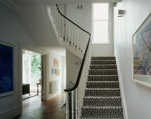 Flurbereich in Wohnhaus mit Treppenaufgang