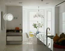 Offener Wohnraum mit Küche & Sitzecke in Erker