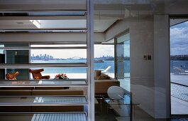 Wohnzimmer mit großen Fensterfronten & Panoramablick