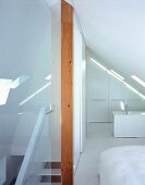 Treppenaufgang zu Schlafbereich unter Dachschräge