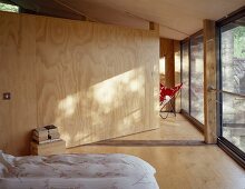 Raumteiler aus Holz im zeitgenössischen Schlafzimmer