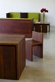 Tisch mit Stühlen und Holzrahmen vom Sofa aus gleichem dunklen Holz im Designerstil