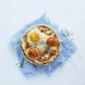 An egg pie with Parma ham and tomatoes