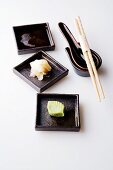 Beilagen für Sushi: Wasabi, Ingwer und Sojasauce