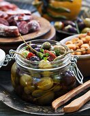 Eingelegte Oliven & Kapern als Antipasti
