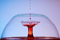 Künstlerische Aufnahme von Wassertropfen in Seifenblase