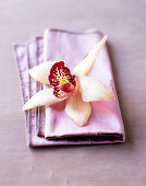 Orchideenblüte auf Stoffserviette