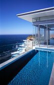 Villa mit Pool am Meer