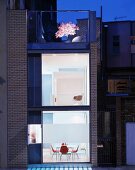 Blick auf eine beleuchtete Wohnung mit Dachterrasse