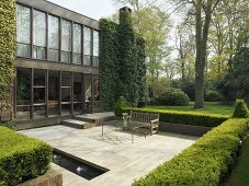 Grosse Terrasse mit Springbrunnen vor einem Gebäude