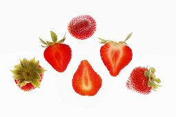 Erdbeeren, ganz und halbiert