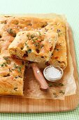 Focaccia toscana (focaccia with tomatoes, olives and thyme)