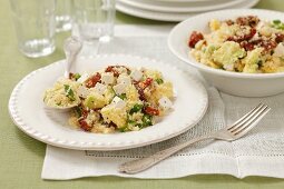 Couscoussalat mit getrockneten Tomaten, Avocado, Frühlingszwiebeln und Fetawürfeln