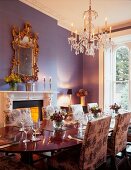 Gedeckter Tisch in luxuriösem Esszimmer einer Villa