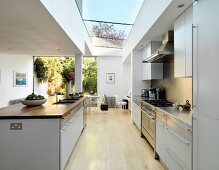 Moderne, offene Küche mit Küchenblock im zeitgenössischen Wohnhaus