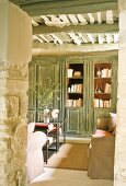 Blick auf einen Bücherschrank in einem provenzalischen Wohnzimmer