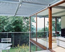 Zeitgenössisches Haus mit Terrasse und Blick in offenen Wohnraum