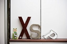 Buchstaben-Objekte auf Ablageboard
