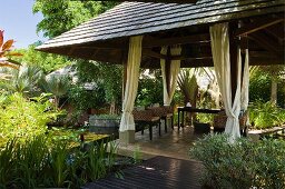 Pavillon mit Holzdach im Hotel und Ayurveda Spa Shanti Maurice (Mauritius)