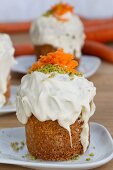 Mini-carrot cakes with frosting and pistachios