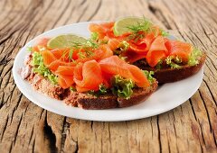 Belegtes Brot mit Räucherlachs und Salatblatt