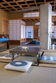 Japanischer Teeraum mit Bodenkissen um Tisch