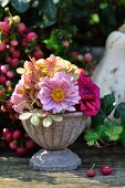 Herbstdeko mit Dahlien, Astern, Hortensien, Kürbis, Efeu und Beeren