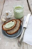 Brot mit Aufstrich (Basilikum-Schafskäse-Creme)