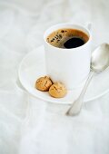 Eine Tasse Kaffee und Amarettini