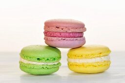 Drei Macarons (grün, pink, gelb)