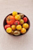 Verschiedene Tomaten in einer Schale