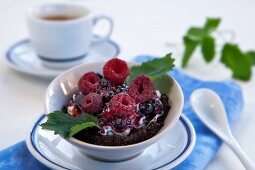 Mascarpone-Marsala-Creme mit Schokoladen-Amaretto-Teig und Beeren