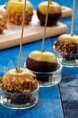 Toffee apples with maple syrup, chocolate and roasted hazelnuts